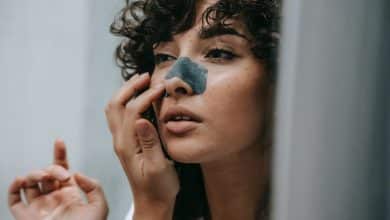 صورة أمرأة تضع ماسك جيلاتين علي أنفها لإزالة الرؤوس السوداء