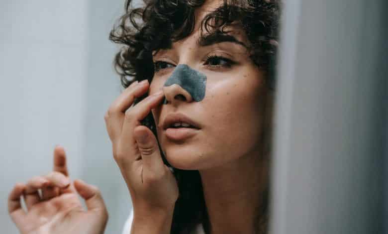 صورة أمرأة تضع ماسك جيلاتين علي أنفها لإزالة الرؤوس السوداء