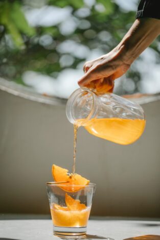 تعد مشروبات الفواكه الطازجة في العموم وعصير البرتقال تحديدا يساعد على تعزيز افضل الطرق لتحسين الصحة للمرأة